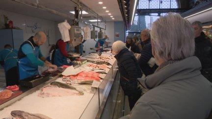 Un puesto de pescado en el Mercado Central de Zaragoza este sábado. / Aragón TV