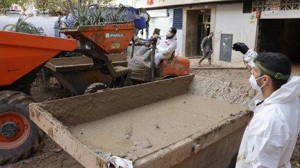 Trabajos de limpieza en las calles de Paiporta (Valencia) dos meses después de la DANA. / EFE