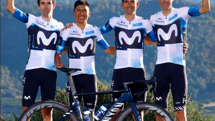 Jorge Arcas (primero a la derecha) posa con el resto de ciclistas que alcanzan 10 temporadas en el Movistar. Foto: X Movistar Team