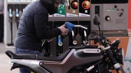 Un motorista echa gasolina a su moto. / Europa Press
