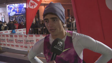 Pol Oriach atiende a Aragón Deporte tras su triunfo en la San Silvestre