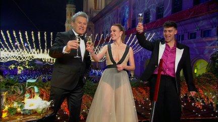 Miki Nadal, Blanca Liso y Juanjo Bona durante las campanadas. / CARTV