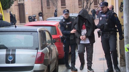 La Policía durante la detención del presunto agresor. / Aragon TV