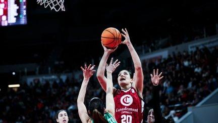 Nerea Hermosa en una acción durante el partido. Foto: Twitter Casademont Zaragoza