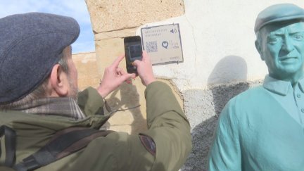 A través de los códigos QR es posible adentrarse en la historia de Tronchón. / Aragón TV