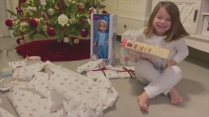 Matilde abriendo los regalos que le han dejado los Reyes Magos. / AN