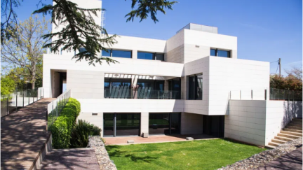 La urbanización Torres de San Lamberto alberga el chalet en alquiler más caro de Zaragoza: 4.500 euros al mes./ Idealista