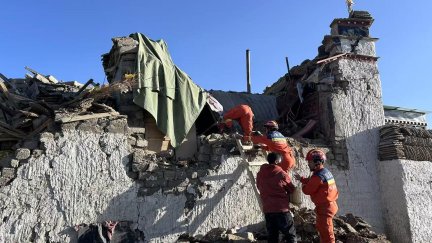 Los equipos de rescate están buscando a supervivientes entre las viviendas derrumbadas por el terremoto. / EFE. EPA. XINHUA. Jigme Dorje