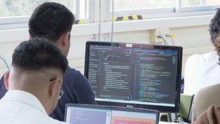 Los jóvenes podrán realizar prácticas en Amazon y AWS. / Aragón TV