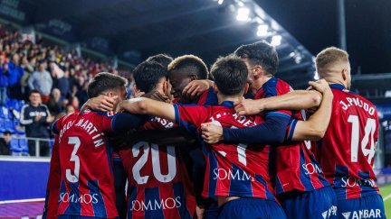 Los jugadores de la SD Huesca celebran un gol en El Alcoraz esta temporada.