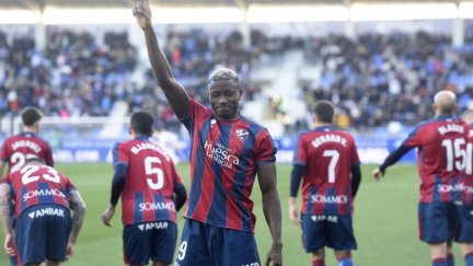 Patrick Soko celebra el gol que ha dado la victoria a la SD Huesca.