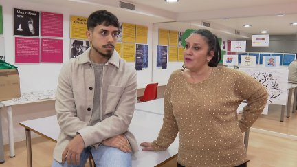Juan Romero y Tamara Clavería en la sede de la Fundación Secretariado Gitano de Aragón. / Aragón TV