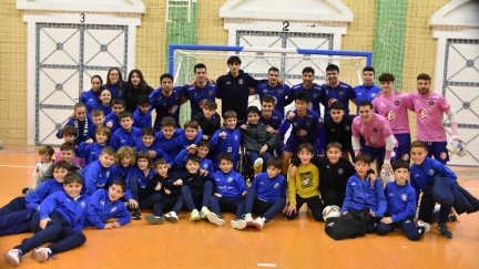Foto del equipo con la cantera tras la victoria ante La Nucia. Foto: Pedro Luis Serrano