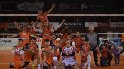 Celebración tras la victoria ante Soria en Los Planos. Foto: IG Pamesa Teruel Voleibol