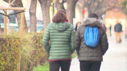 Dos jóvenes pasean por Zaragoza. / Aragón TV