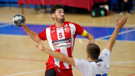 Draško Nenadić durante un encuentro.