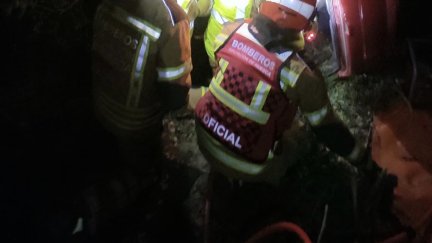 Bomberos dela DPH durante la operación de rescate de la víctima. / DPH
