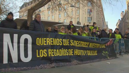 Vecinos y regantes de Salillas y Huerto se manifiestan en Madrid. / Aragón Tv