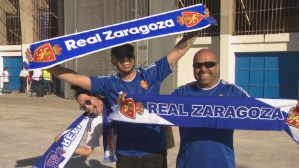 Varios aficionados del Real Zaragoza durante la previa del encuentro entre el Real Zaragoza y el Elche