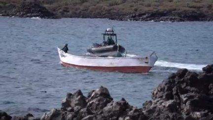 Un cayuco es remolcado tras llegar a las costas de Canarias hace unos días. / Aragón TV