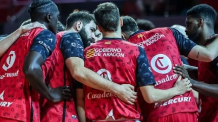 Los jugadores de Casademont Zaragoza, conjurados antes de un partido. Foto: Liga ACB