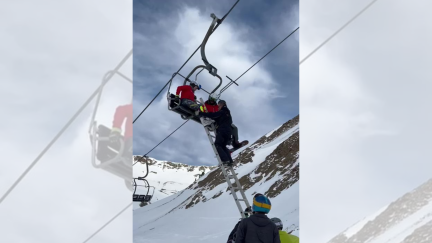 Rescate de una de las esquiadoras en el telesilla de Astún. / AN