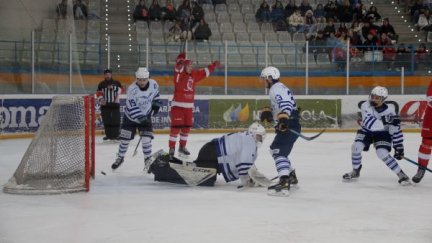 Imagen del encuentro de anoche ante Txuri Urdin del equipo masculino. Foto: Rebeca Ruiz