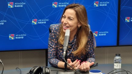La alcaldesa de Zaragoza, Natalia Chueca, en el estudios de Aragón Radio. / Aragón TV