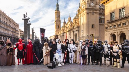 La alcaldesa junto a algunos de los participantes. / Toni Galán