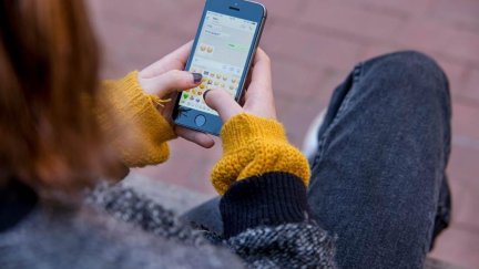 Un menor interactúa con una 'app' en una tableta móvil. / Europa Press. Minerva