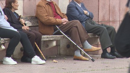 Un grupo de personas mayores sentadas en un banco. / Aragón TV