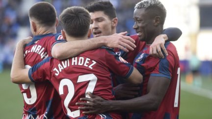 Los jugadores de la SD Huesca celebrando el último tanto anotado en El Alcoraz