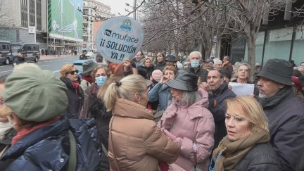 Concentración convocada por el colectivo 'Salvemos Muface' este sábado en Madrid. / EFE