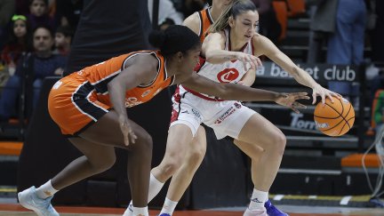 Mariona Ortíz pugna por una pelota durante el encuentro hoy frente a Valencia Basket. Foto: X Valencia Basket