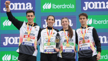 Los integrantes del relevo mixto de Aragón celebran su triunfo en el Nacional. Foto: X Rfea