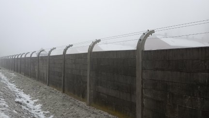 Vallas exteriores del campo de exterminio de Auschwitz-Birkkenau en Oswiecim (Polonia). / Efe