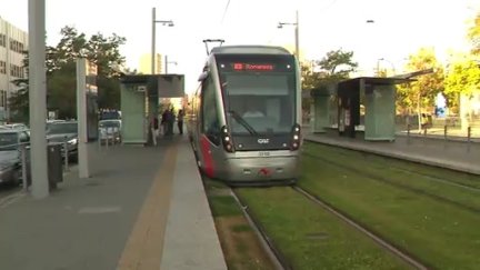 El tranvía a su paso por la parada de la Romareda. / Aragón TV