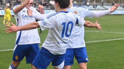 El equipo celebra el gol de Ratón