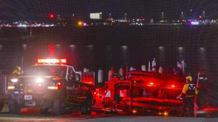 Los equipos de rescate se preparan para ayudar a buscar en el río. / Efe