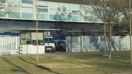 Vehículo policial a la salida de la comisaría del Actur. / Aragón TV