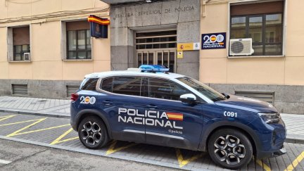 Un vehículo de la Policía Nacional frente a una comisaría. / Policía Nacional