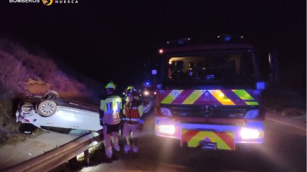 Momento de la intervención de los bomberos de Barbastro, tras el accidente. | Diputación de Huesca
