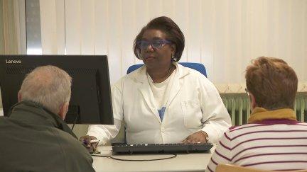 Clarisa Díaz ha dejado atrás una consulta en la República Dominicana para ponerse la bata en el centro de salud de Utrillas (Teruel). / Aragón TV