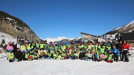 Grupo de escolares en la nieve. / DPH