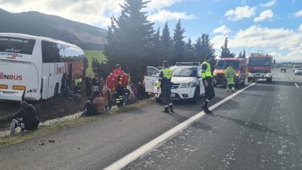 El autobús ha invadido el carril contrario y ha acabado estacionado en el cesped. / Guardia Civil de Navarra
