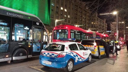 Varias patrullas de la Policía Local de Zaragoza han acudido hasta el lugar del accidente. / Aragón TV