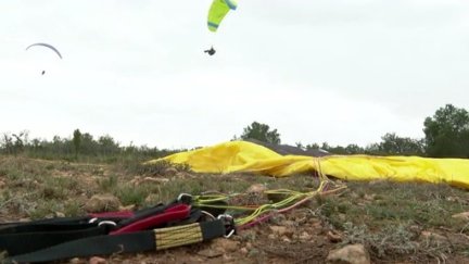Dos parapentistas practican deporte en el entorno del Monasterio de Monlora. / Aragón TV