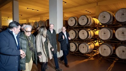 El presidente aragonés, Jorge Azcón, durante su visita a las bodegas de Fuendejalón. / Gobierno de Aragón