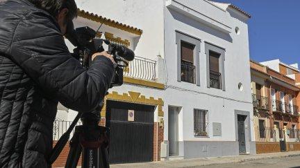Fachada de la vivienda donde ha sido encontrado el cuerpo sin vida de una mujer en Brenes. / EFE. Raúl Caro