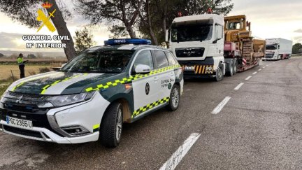 Un vehículo de la Guardia Civil junto al vehículo accidentado y sancionado. / Guardia Civil